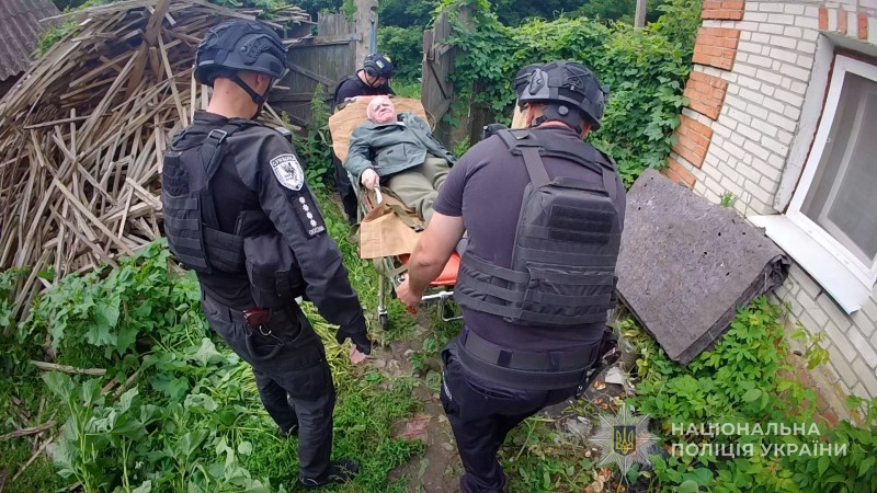 На Сумщині поліцейські евакуювали родину, яка вдруге покидає дім через війну