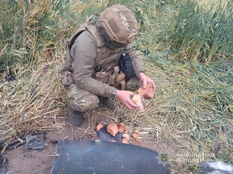 У пшеничному полі на Сумщині знайшли частину збитого ворожого безпілотника