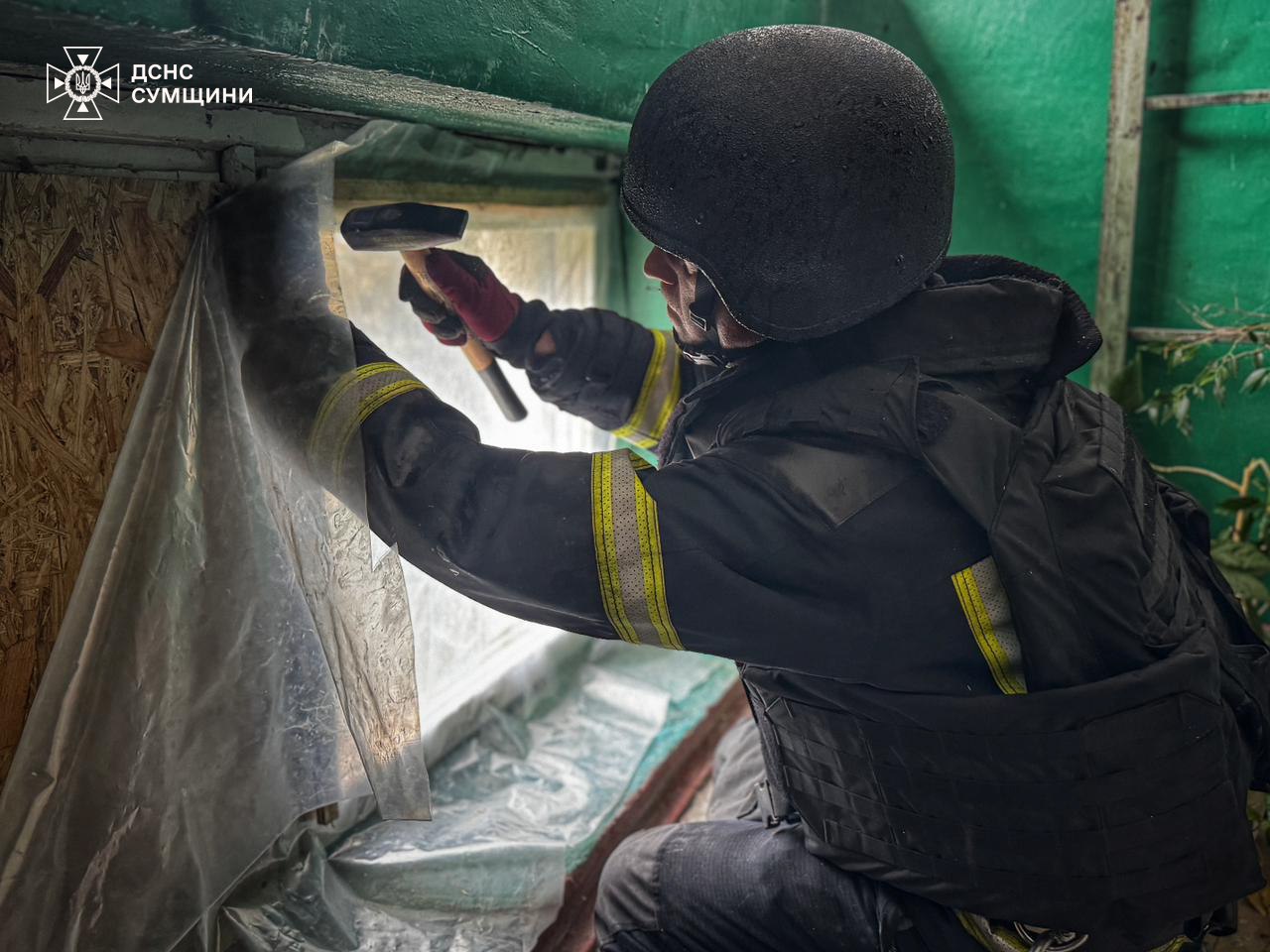 У Шостці рятувальники провели аварійно-відновлювальні роботи у п’ятиповерхівках, пошкоджених вибуховою хвилею