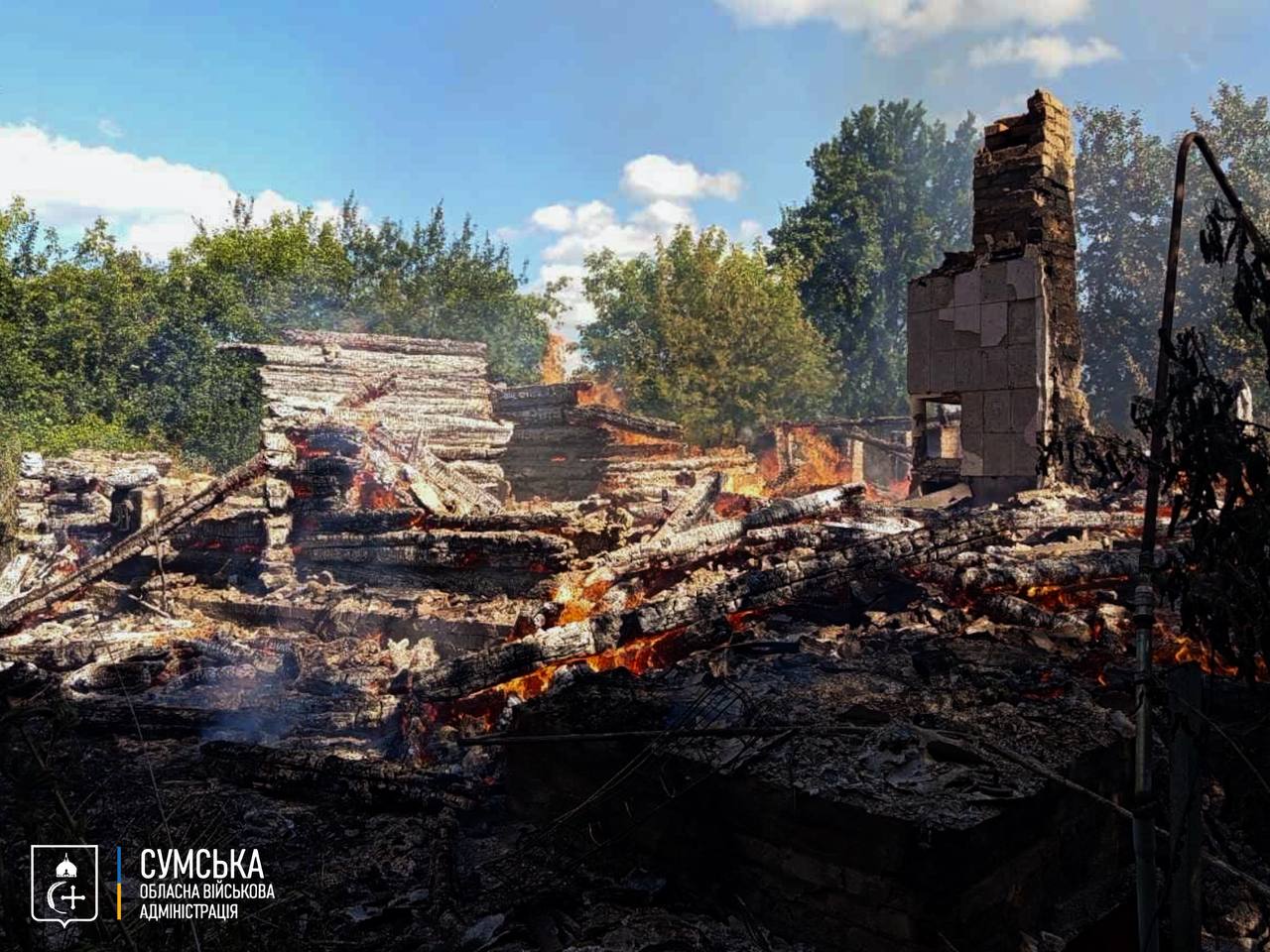 У Середино-Будській громаді внаслідок обстрілу згоріли житлові будинки