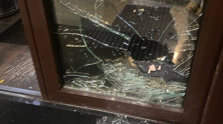 У закладі харчування депутатки Шосткинської міської ради  побили вікна