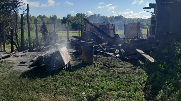 Внаслідок нічної пожежі в селищі Есмань згоріли будинок і сарай