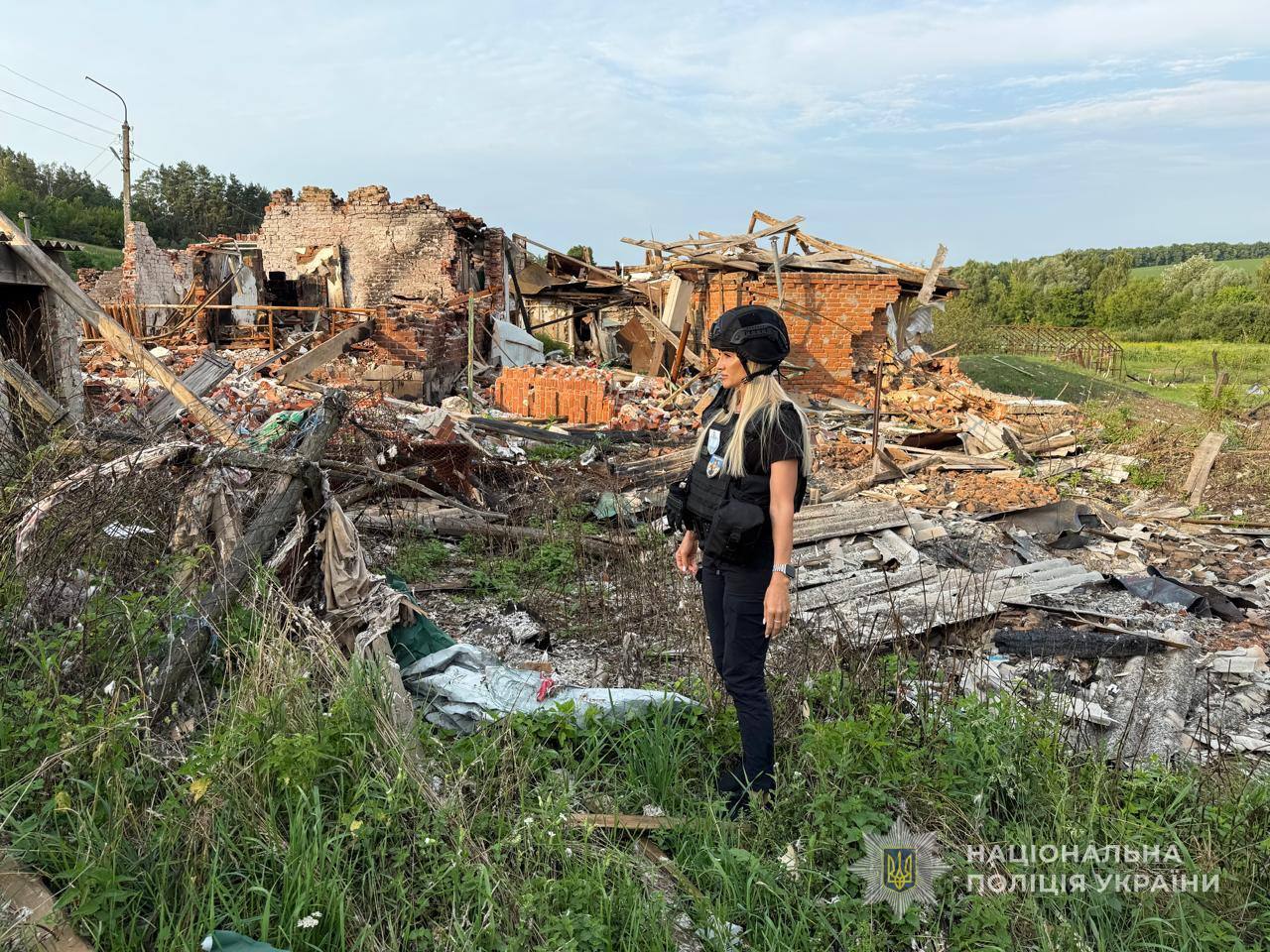 На Сумщині “Білі янголи” евакуювали чоловіка, який дивом вцілів після влучання ворожого снаряду в його будинок
