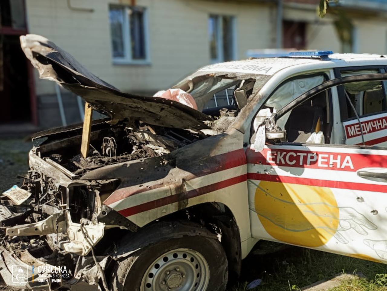 Прицільним ударом росіяни знищили автомобіль медиків у Середині-Буді