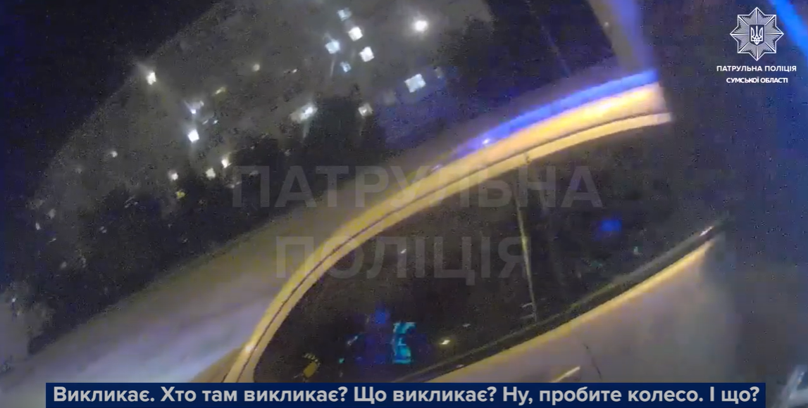 У Сумах на проспекті Лушпи затримали вщент п’яного водія автівки з пробитим колесом