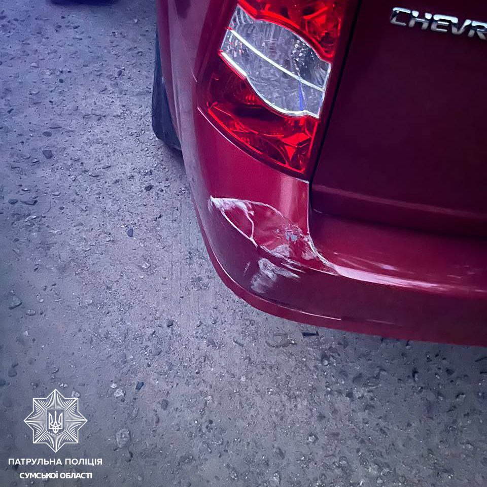 У Сумах п’яний водій Шевроле врізався у припарковане авто і поїхав далі