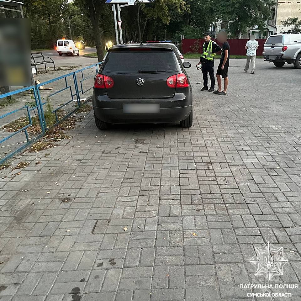У Сумах п’яний водій Шевроле врізався у припарковане авто і поїхав далі