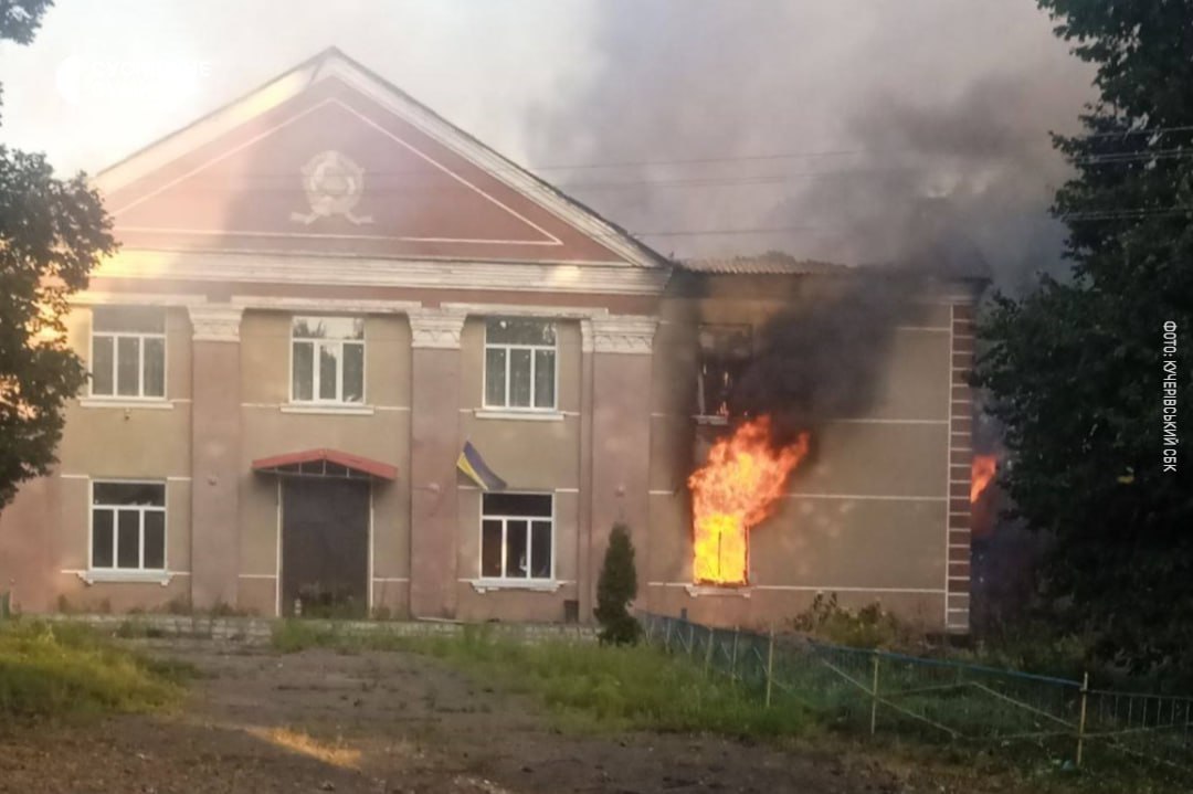 На Глухівщині внаслідок ворожого удару вогонь охопив Будинок культури