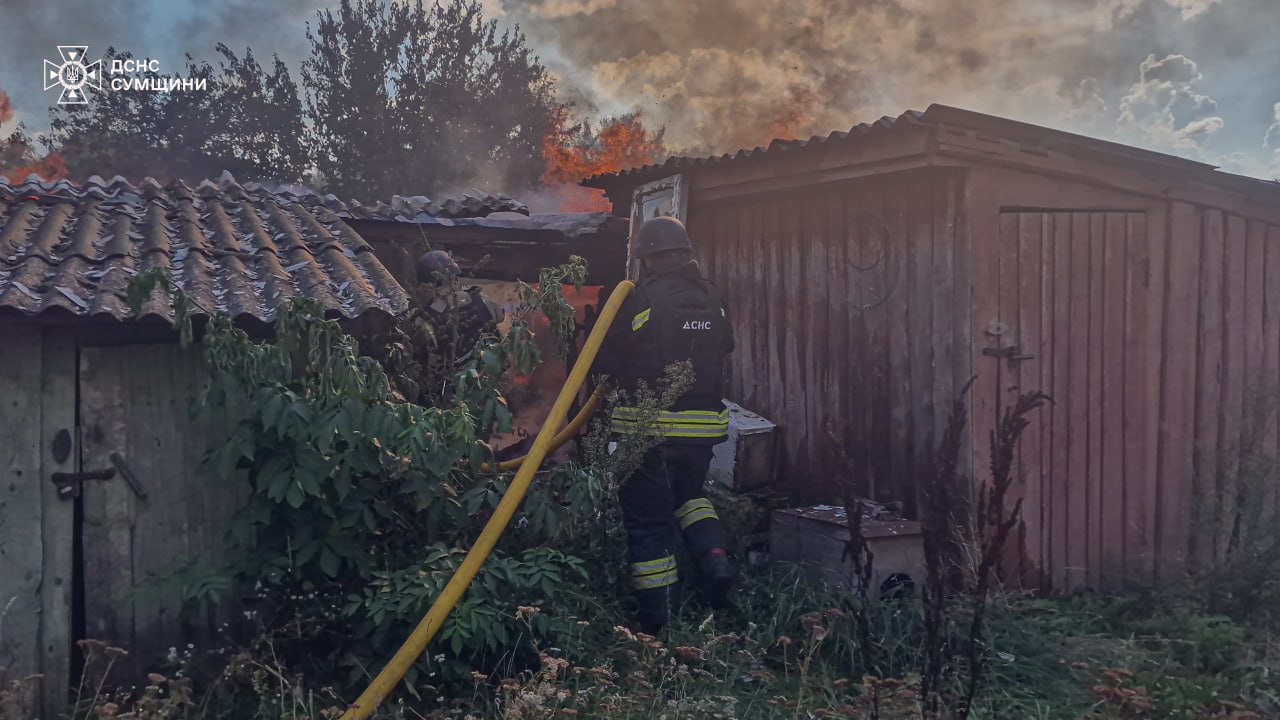 На Конотопщині рятувальники запобігли масштабній пожежі в житловому секторі