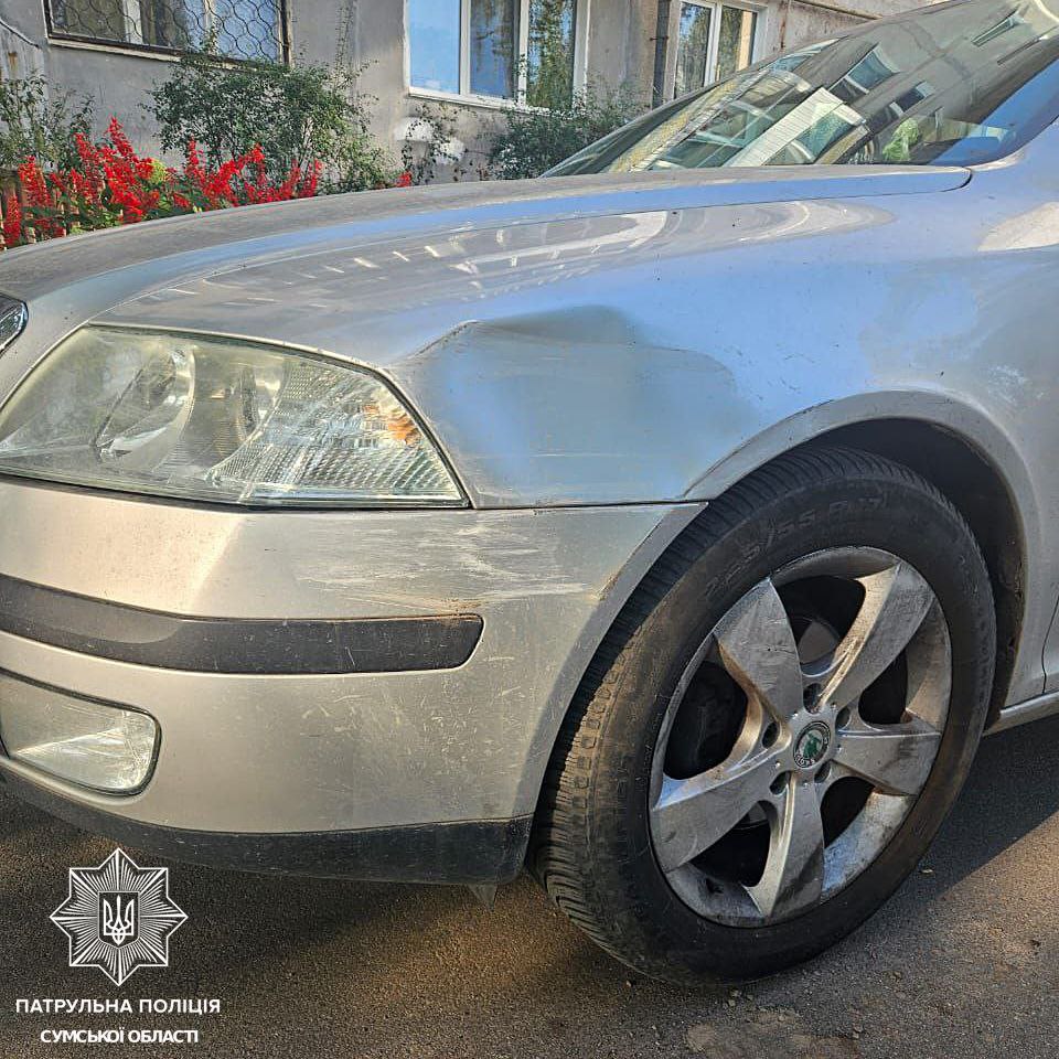 У Сумах водій  Mitsubishi Pajero врізався у припаркований Skoda Octavia і втік