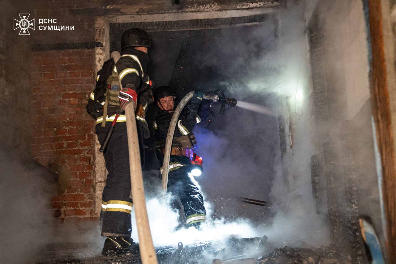Рятувальники показали, як ліквідовували пожежу у Сумах через атаку РФ