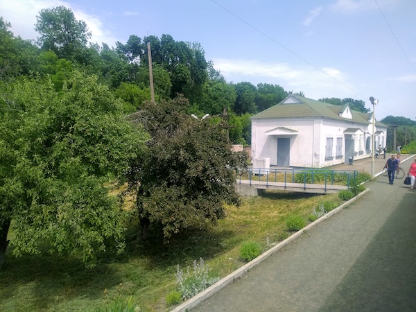 Ракетний удар паралізував залізницю на Сумщині! “Укрзалізниця” вивозить пасажирів автобусами