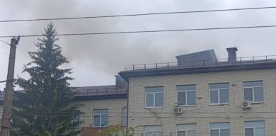 У Сумах внаслідок влучання БПЛА загорівся дах пологового будинку