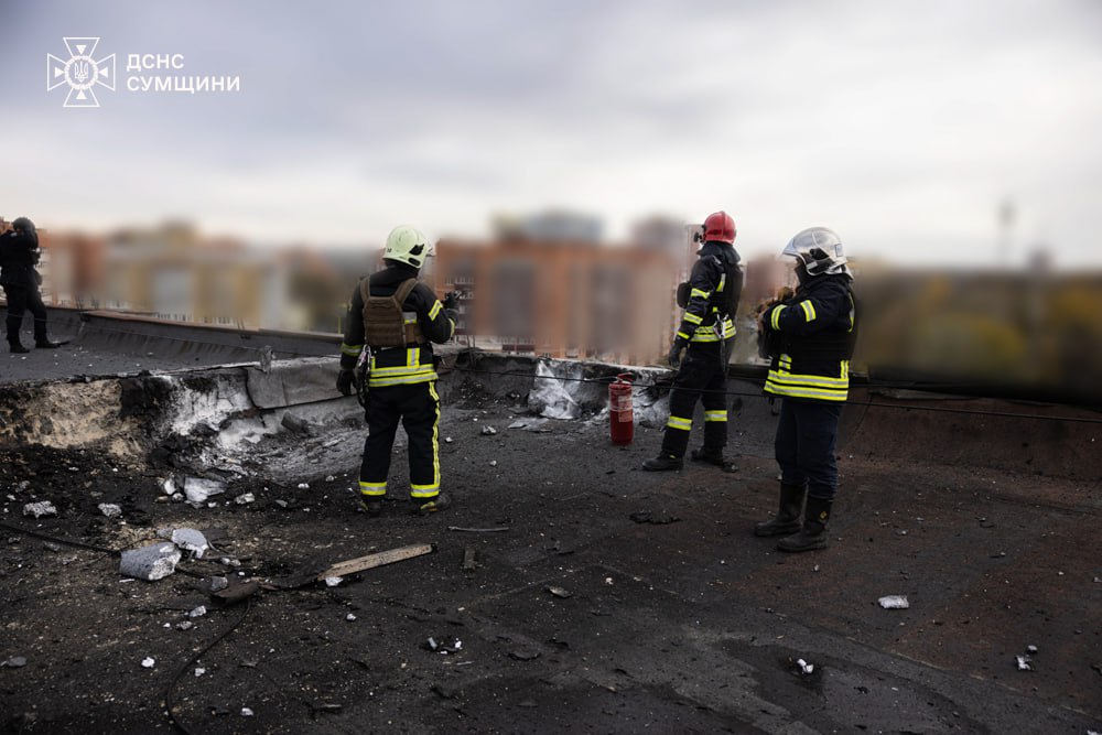 Рятувальники оперативно ліквідували пожежу внаслідок удару по багатоповерхівці в Сумах