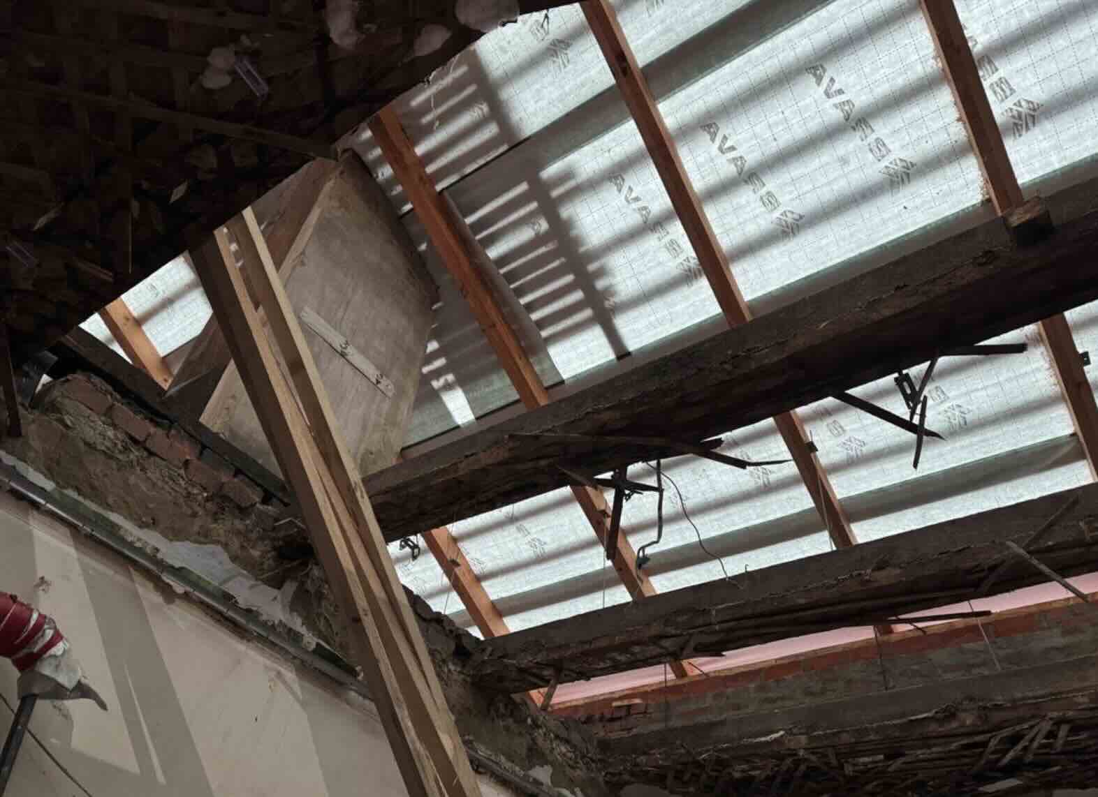 “Тут тріщини товщиною в палець”: мешканці пошкодженого вибухом будинку в Сумах просять нові оселі