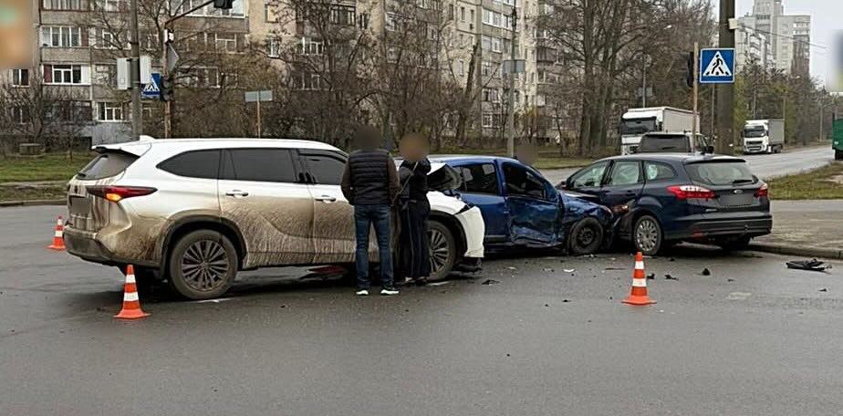 Тройне ДТП у Сумах: Dacia Sandero “пролетіла” через перехрестя і влаштувала ланцюгову аварію