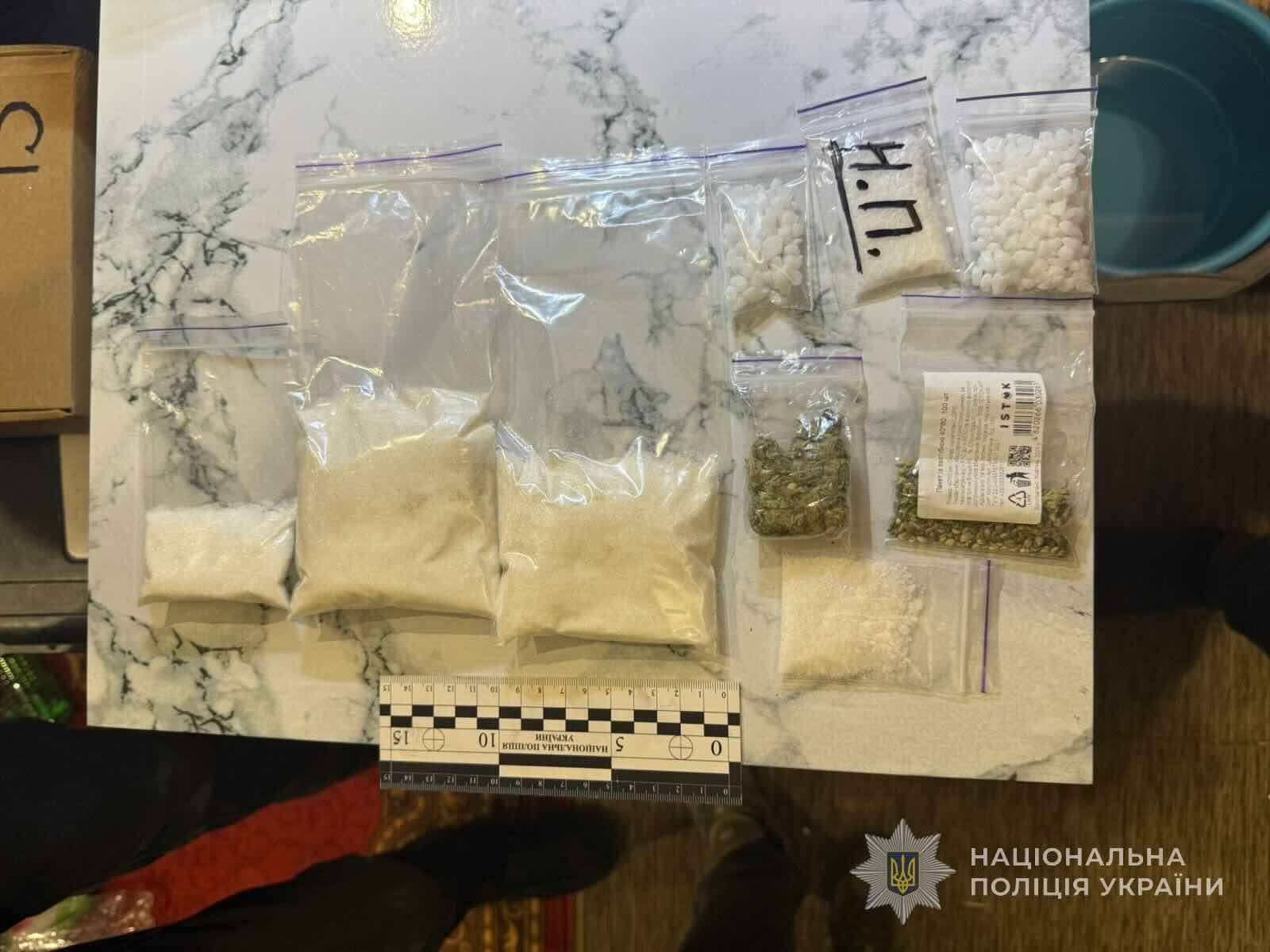 У Сумах поліція спіймала наркозакладчика з півкілограмами психотропів