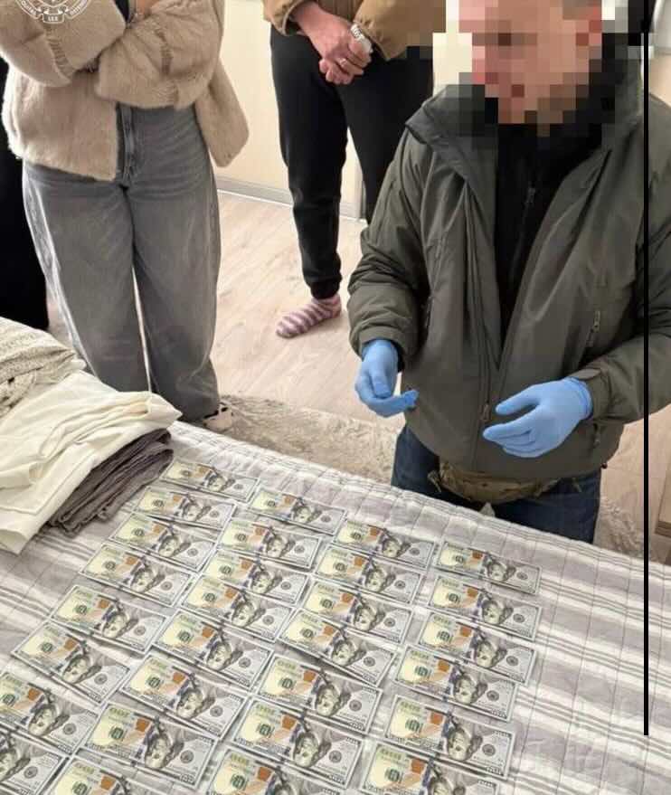 У Сумах директорка школи брала $5 тисяч за «бронь від мобілізації»