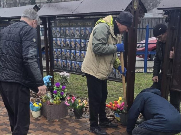 У Шостці встановили ще одну пам’ятну стелу «Прошепочіть молитву за солдата»