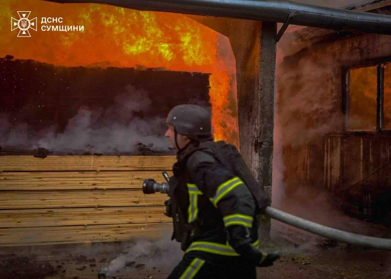 У Ямпільській громаді після ворожого удару спалахнув склад: рятувальники кілька разів ховалися від повторної атаки