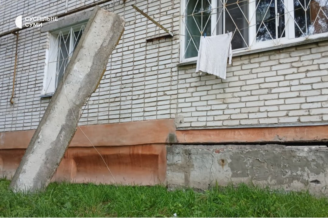 Російський безпілотник ударив по житловому сектору в Шостці