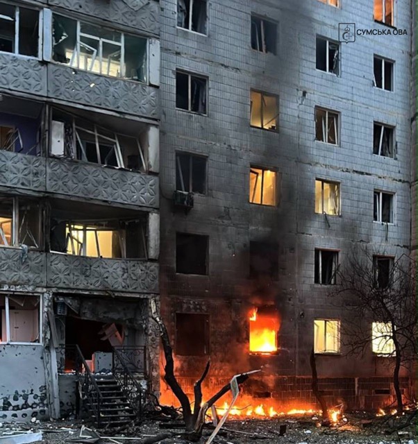 У Сумах після удару БпЛА постраждали жінка та двоє дітей: у дев’ятиповерхівці повилітали вікна