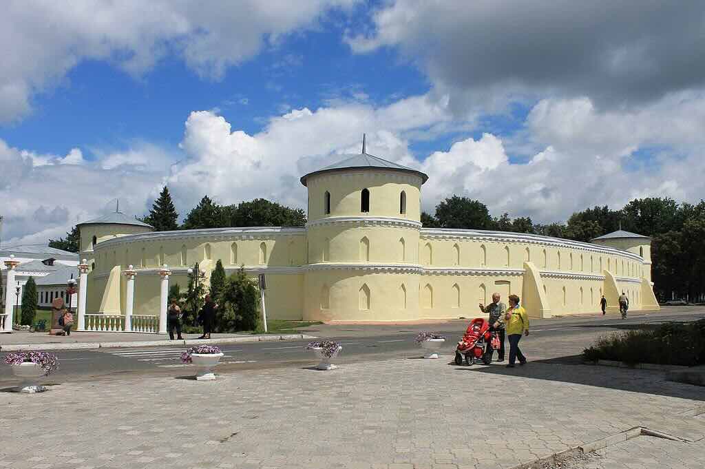 У Тростянці під обстрілами знову ремонтуватимуть «Круглий двір»: на туристичний об’єкт заклали до 1,65 млн грн