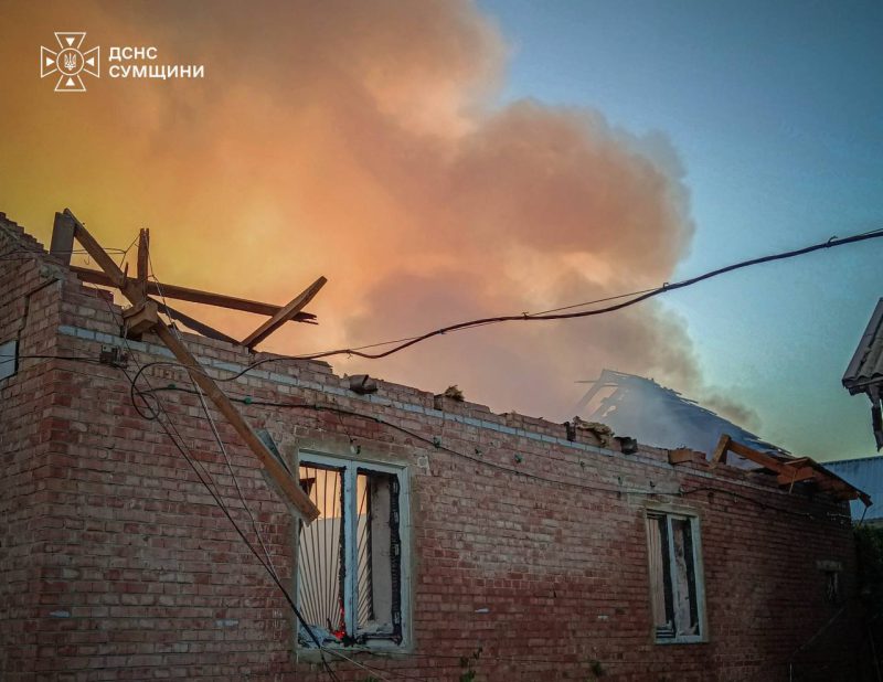 У Сумах  після ворожого удару горіли нежитлові будівлі