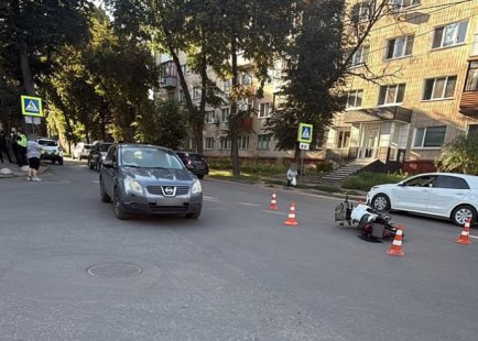 У центрі Сум 18-річний мотоцикліст наїхав на жінку на переході
