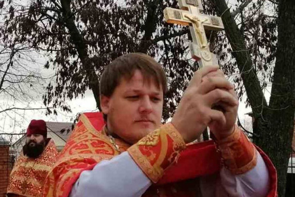У Сумах внаслідок удару КАБ постраждав священник, яки їхав за хлібом для нужденних