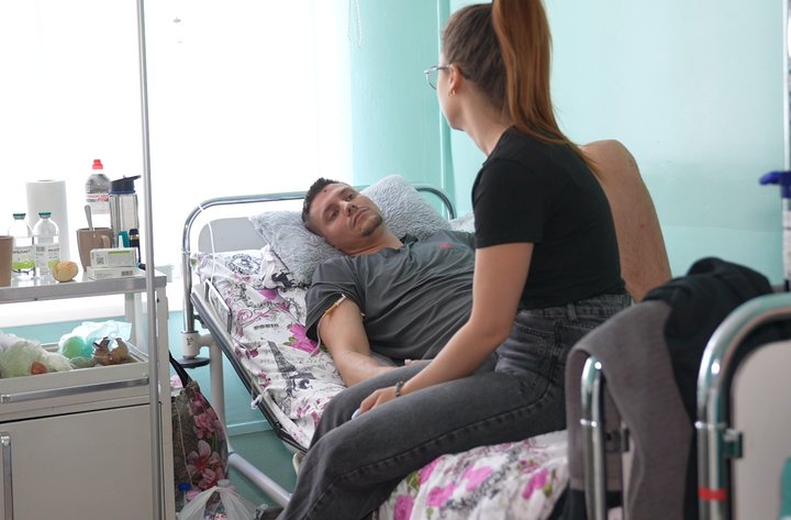 «Якби не турнікет, мене б уже не було»: поранені внаслідок удару по «Мануфактурі» в Сумах розповіли про пережите