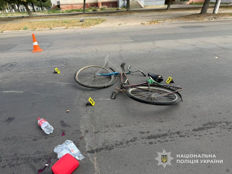 У Шостці водій Audi збив літнього велосипедиста: чоловіка госпіталізували