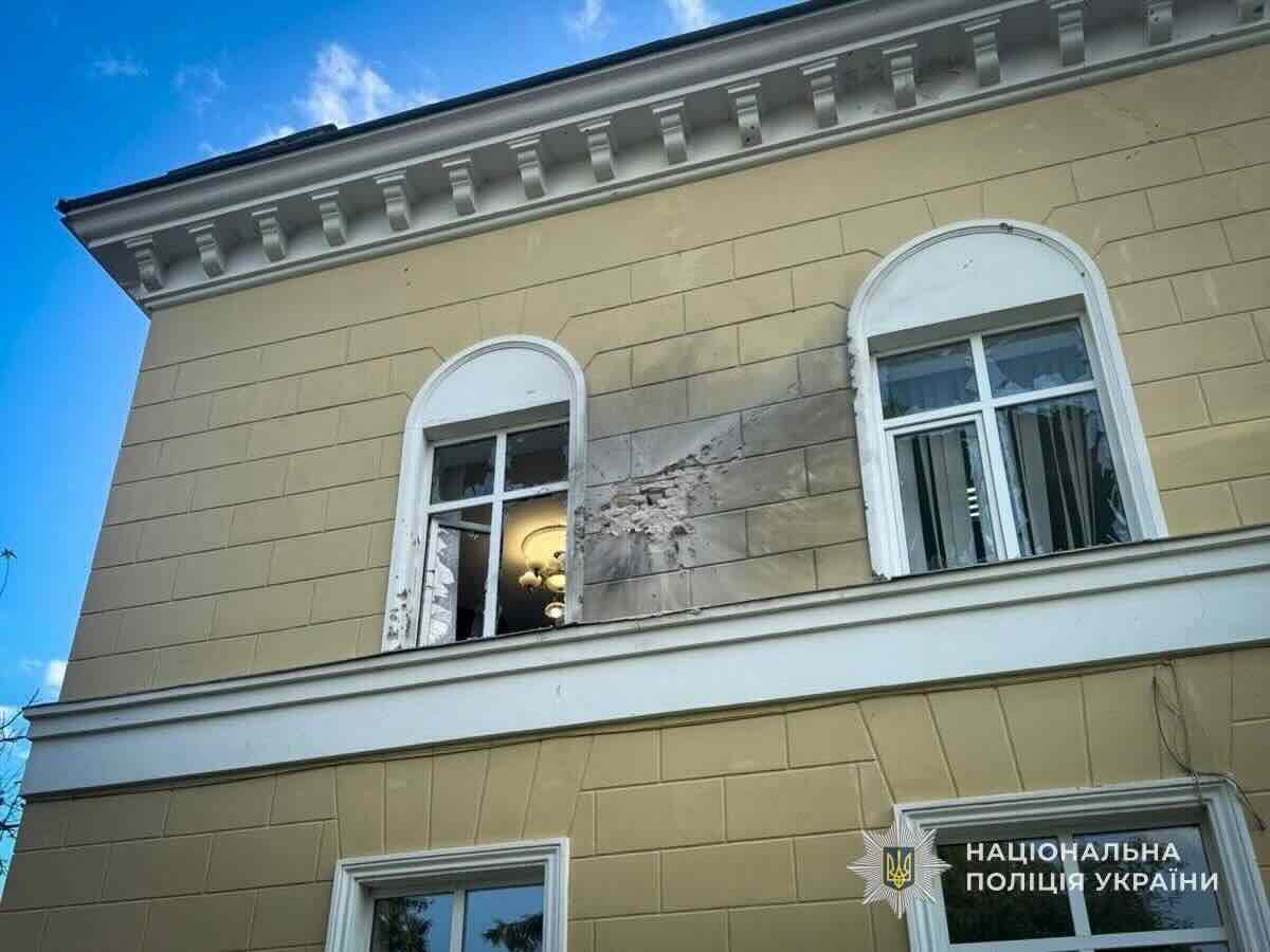 Російський дрон вдарив по мерії Глухова: безпілотник поцілив у другий поверх