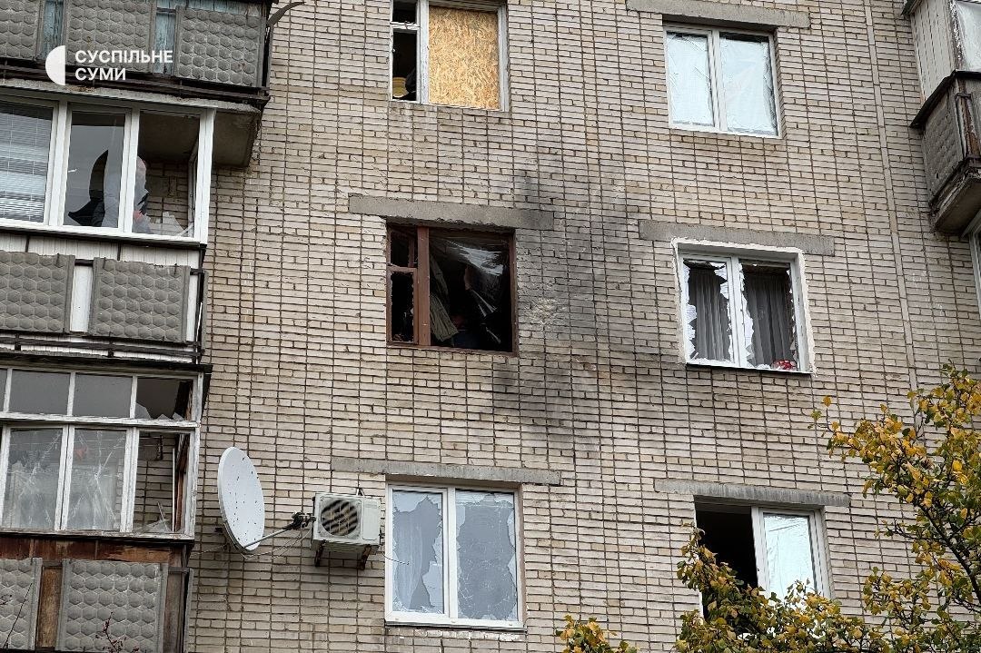 Як виглядає місце удару російського безпілотника по будинку в Сумах (фото)