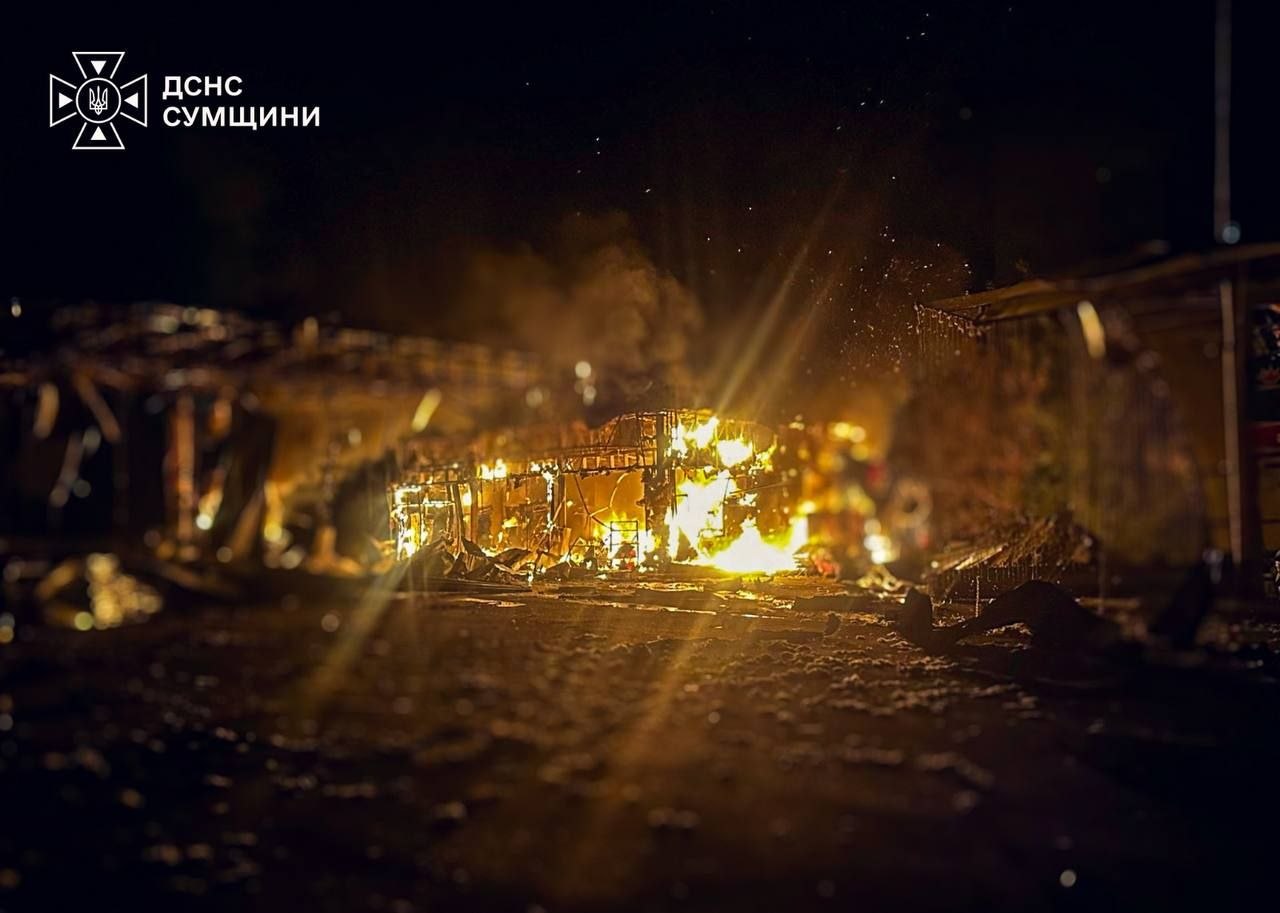 Масована нічна атака дронів на Суми та майже 50 ударів по області: є поранені, зруйновані будинки та пошкоджена школа
